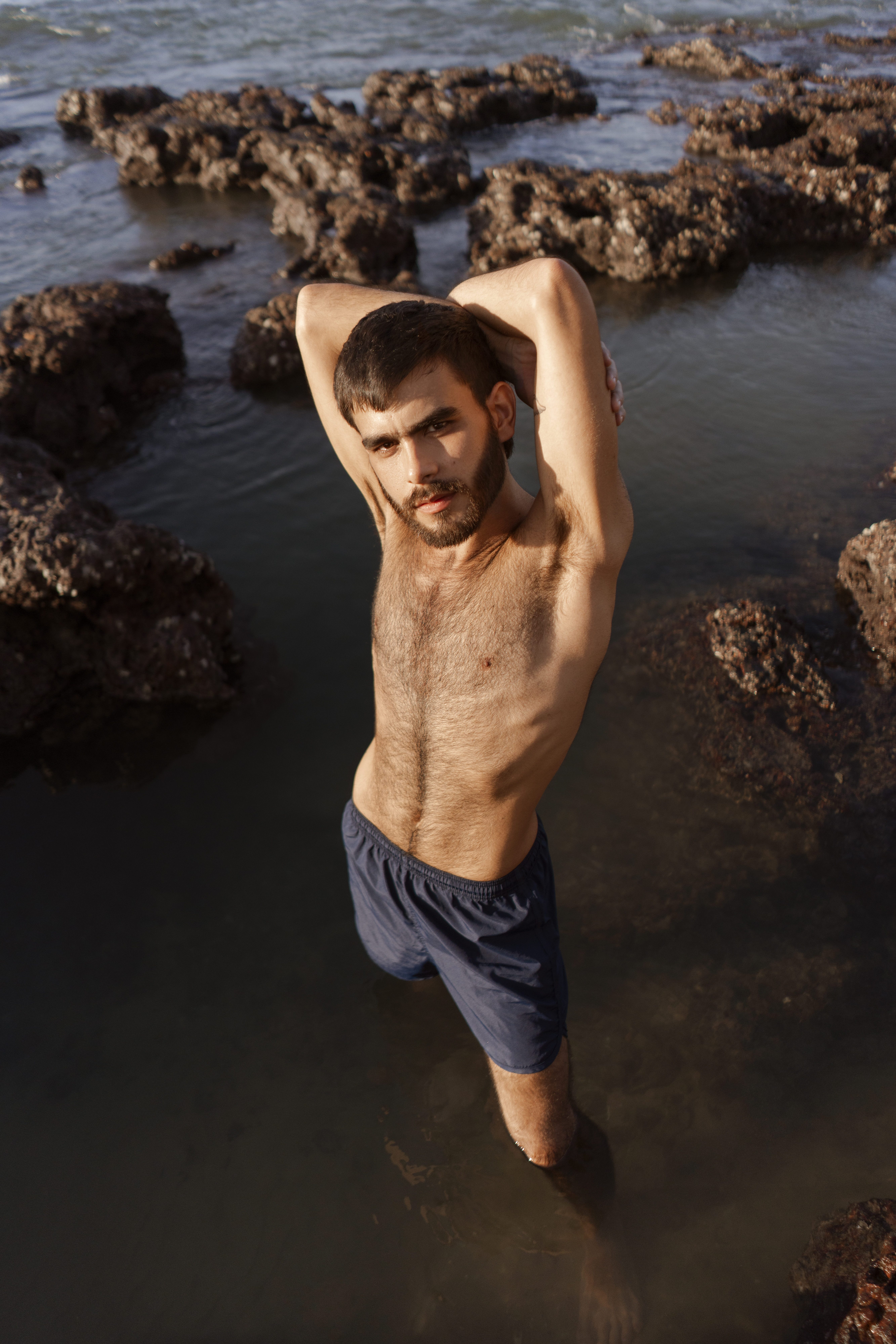 Preguntas Frecuentes 7 Loouth - full shot man with hairy chest seaside 1