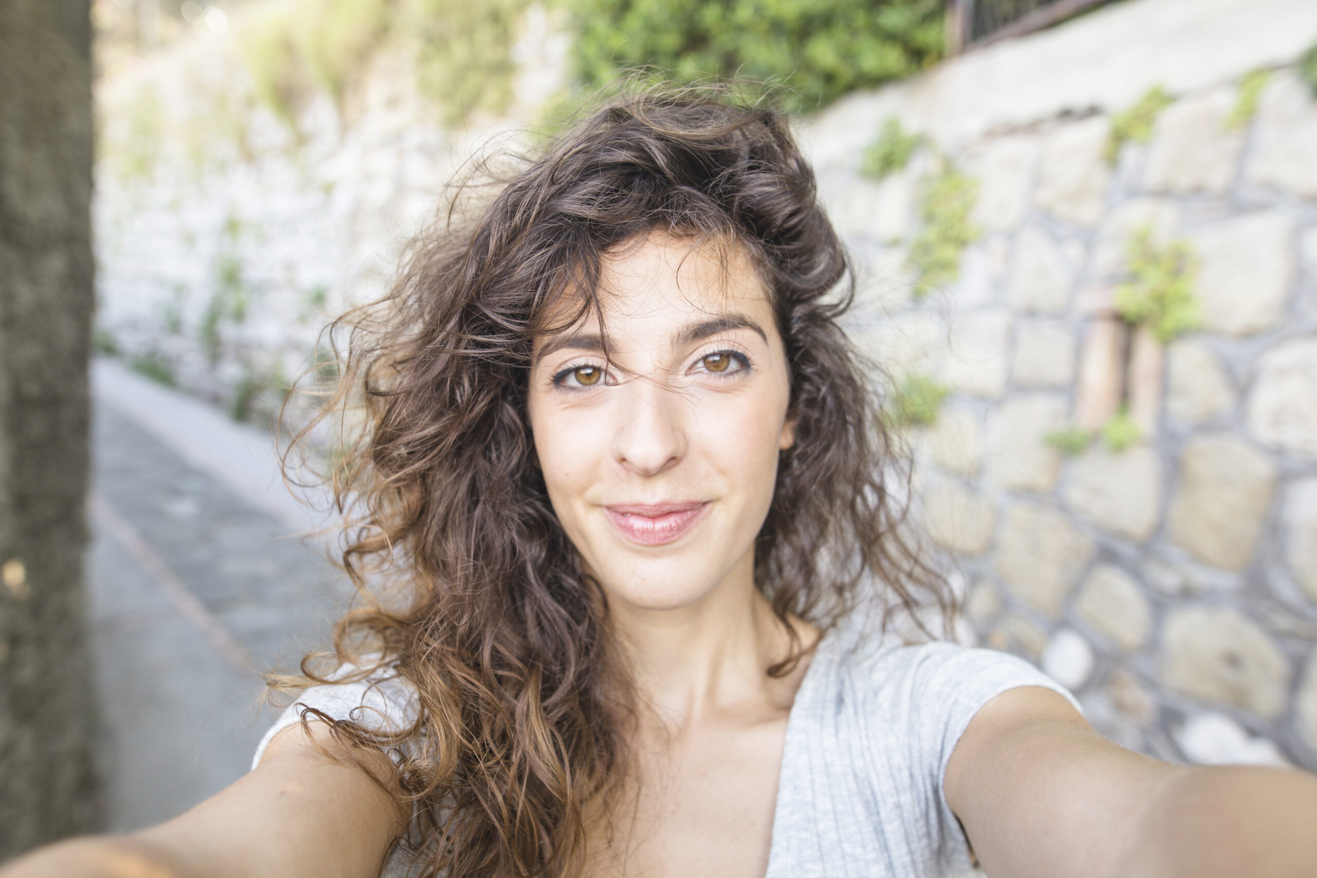Loouth 8 modern-woman-taking-selfie