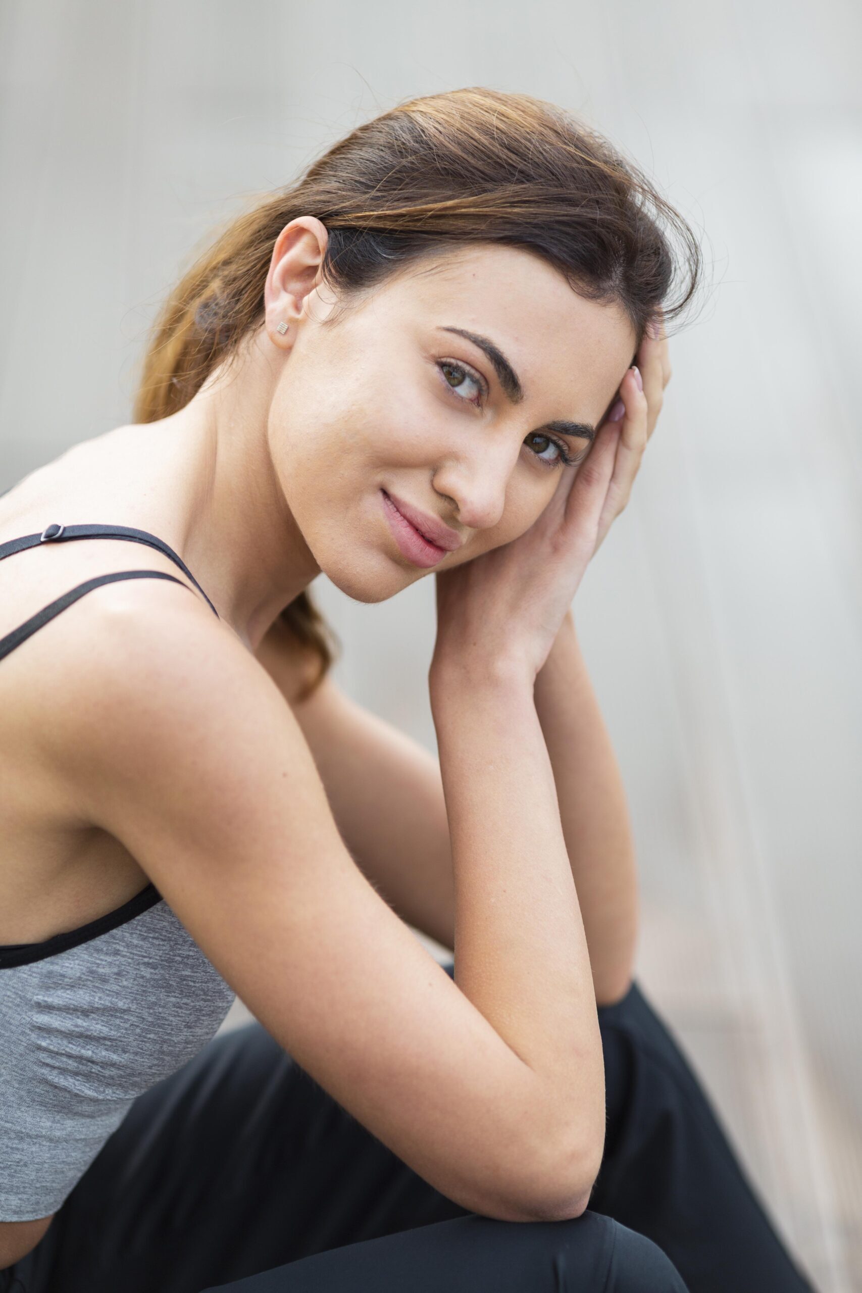 Preguntas Frecuentes 4 Loouth - side view beautiful woman posing while exercising outdoors 1 scaled