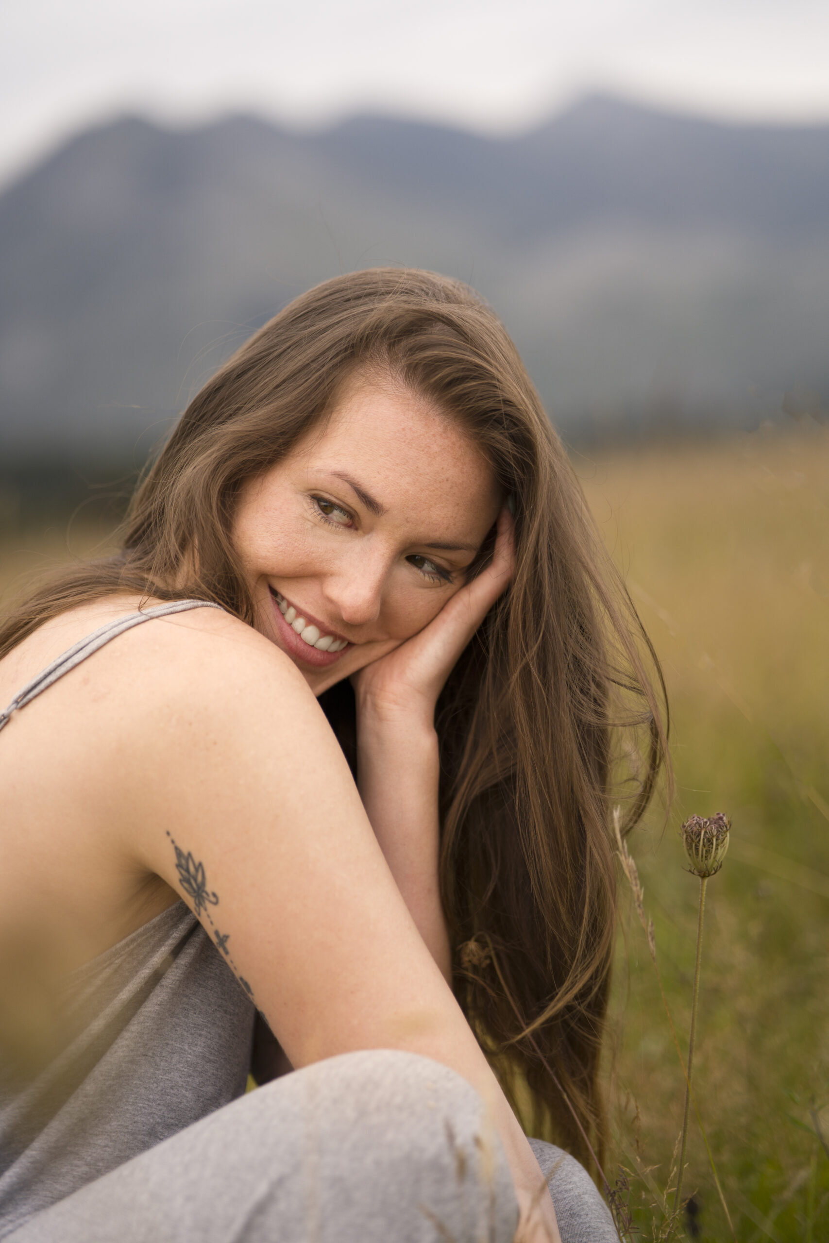 Preguntas Frecuentes 3 Loouth - side view smiley woman nature scaled