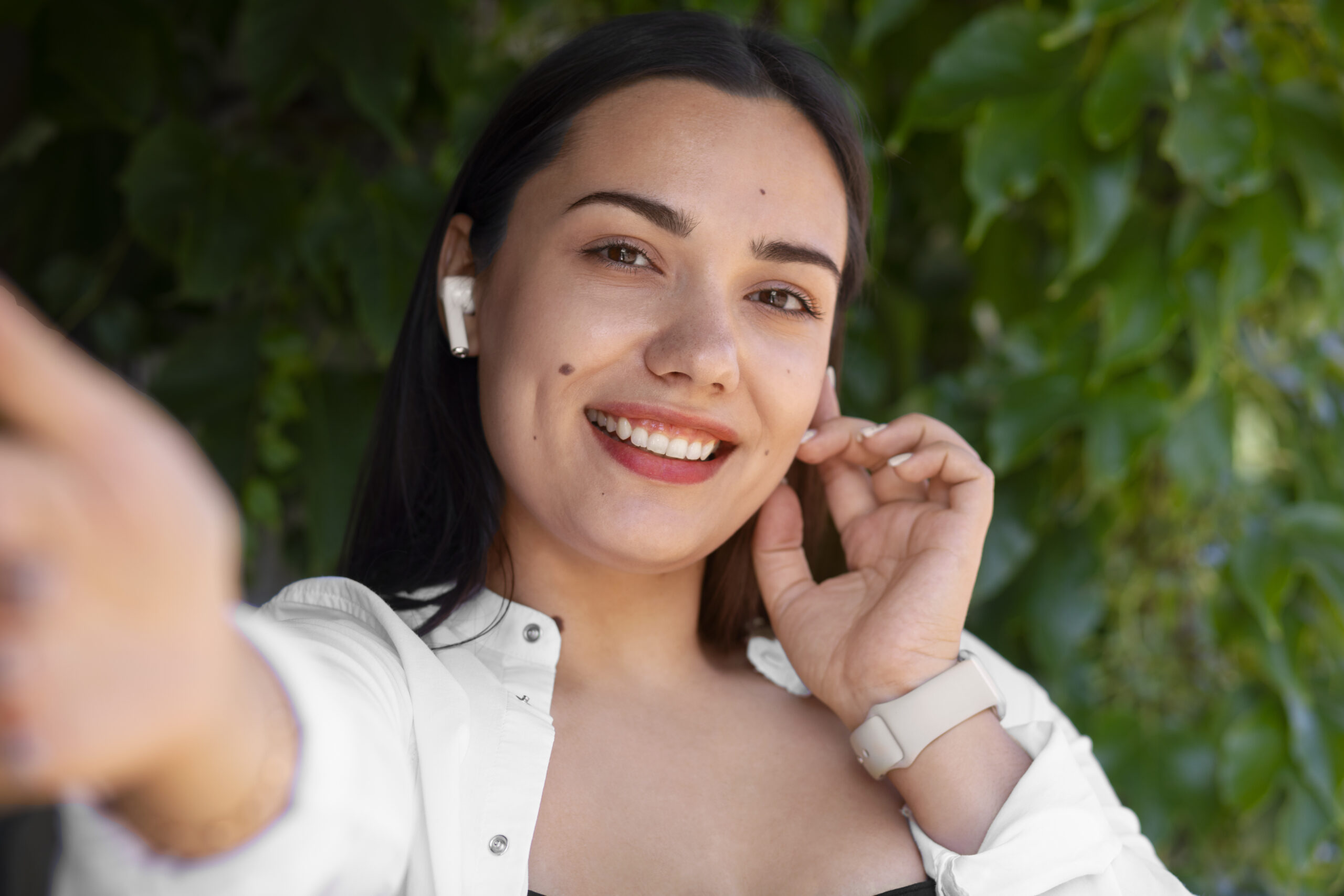Loouth 6 woman-having-videocall-smartphone-while-being-outdoors-city